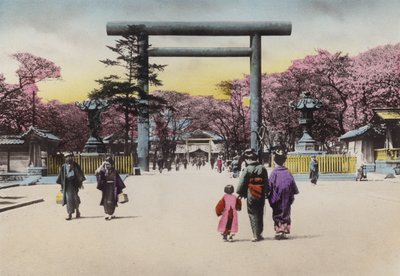 Japan, ca. 1912: The Enormous Bronze Torii for Shokonsha eller ånd, der påkalder helligdom for døde soldater i nationale problemer, Tokyo (foto) af Photographer Japanese