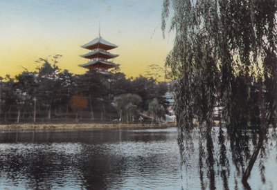 Japan, ca. 1912: Udsigt over pagoden ved Nara fra Sarusawa-dammen (foto) af Photographer Japanese