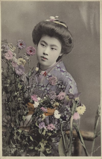 Japansk pige med blomster (farvet foto) af Photographer Japanese