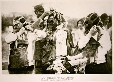 Japanske skolepiger i Tokyo forbereder sig på en anti-gas luftangrebsøvelse af Photographer Japanese