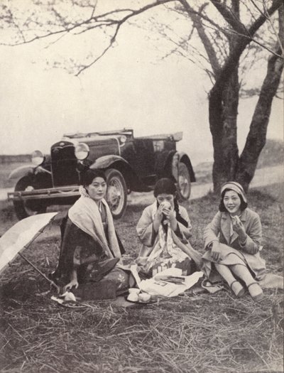 Japanske kvinder til picnic iført vestligt tøj (s/h-billede) af Photographer Japanese