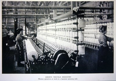 Kvindelige operatører på arbejde i et japansk spinderi af Photographer Japanese