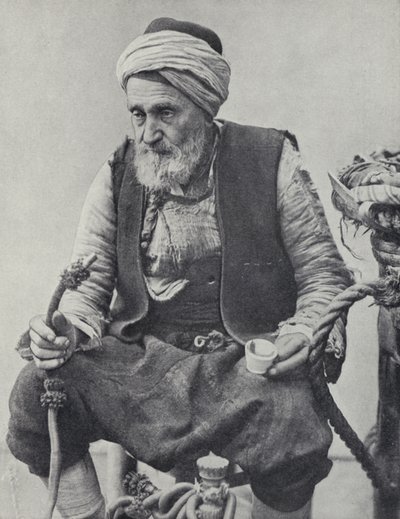 Bonde, der ryger vandpibe, Izmir, Tyrkiet (s/h-billede) af Photographer Turkish