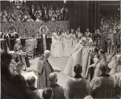 Hertuginde Mary, med sin krone i vejret og hylder dronning Elizabeth II ved kroningen af Blaise Nicolas Le Sueur