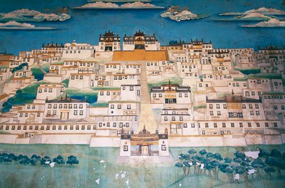 Fresko af byen i Ganden Sumtsenling Kloster (gompa), Zhongdian (på tibetansk Gyalthang, omdøbt i 2001 til Shangri-La af den kinesiske regering for at fremme turismen i dette område af det tibetanske højplateau), Yunnan-provinsen, Kina af Blaise Nicolas Le Sueur