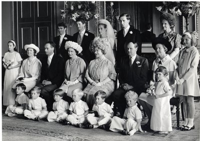 Gruppebryllupsfotografi af Lord Hartington og Amanda med HM Dronningen og Dronningemoderen, 28. juni 1967 (s/h-foto) af Blaise Nicolas Le Sueur
