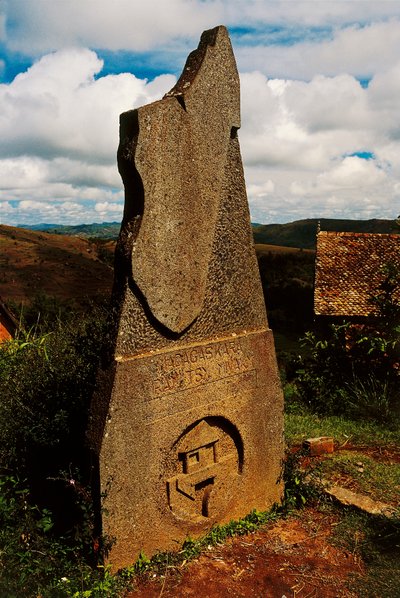 Stele med en beskrivelse af Madagaskar, Ambohimanga, Madagaskar af Blaise Nicolas Le Sueur