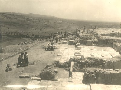 Udsigt over udgravninger af Phaistos-paladset, italiensk arkæologisk mission ledet af Luigi Pernier og Federico Halbherr, Kreta, Grækenland af Blaise Nicolas Le Sueur