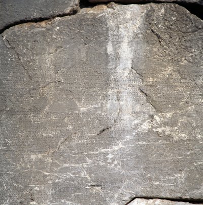 Væg med inskriptioner nær Apollotemplet, Delphi (Unescos verdensarvsliste af Blaise Nicolas Le Sueur