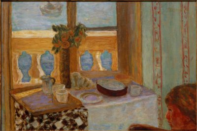 Interiør på balkonen / Lyst interiør / Kvinde nær et vindue / Vindue åbent til havet (Antibes) af Pierre Bonnard