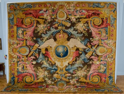Louis XV Savonnerie tæppe med kongelige våben, fabrikant Savonnerie Factory, Frankrig, ca. 1740-1750 af Pierre Josse Perrot