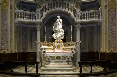 Den ubesmittede undfangelse, Santa Maria Immaculate placeret på alteret i det scenografiske kapel 1669-70 (marmor) af Pierre Puget