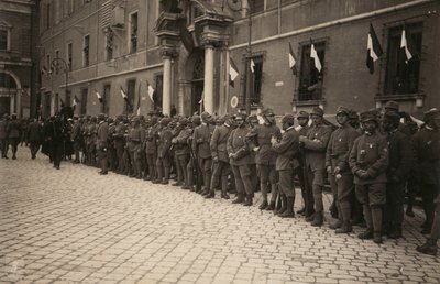 Album "The GM R. Army (1. Verdenskrig)": militærtropper i en gade i byen Ravenna festligt dekoreret med tricolor på vinduerne (s/h foto) af Pietro Bezzi