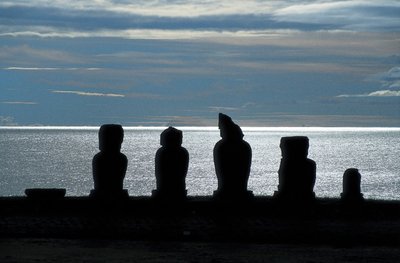 Moai-statuer, Rapa Nui Nationalpark, Påskeøen, Chile af Polynesian Polynesian