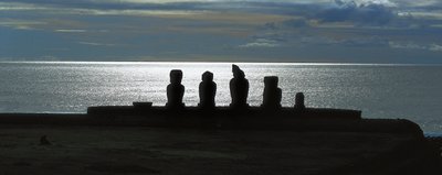 Moai-statuer, Rapa Nui National Park på Påskeøen, Chile af Polynesian Polynesian