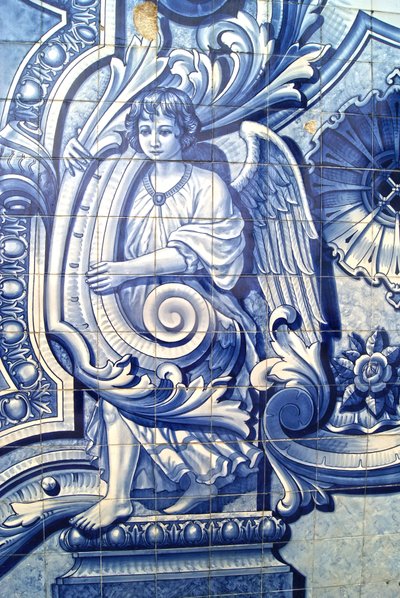 Dekorativt panel, der forestiller en engel, Lamego, Portugal. 1738 (keramiske fliser) af Portuguese School
