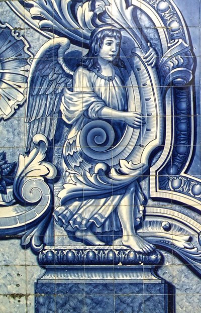 Dekorativt panel, der forestiller en engel, Lamego, Portugal. 1738 (keramiske fliser) af Portuguese School