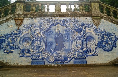 Dekorativt panel, der viser Jomfru Maria, der knuser slangen, Lamego, Portugal. 1738 af Portuguese School
