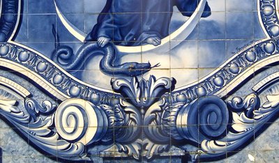 Detalje af et dekorativt panel, der viser Jomfru Maria, der knuser slangen, Lamego, Portugal. 1738 (keramiske fliser) af Portuguese School