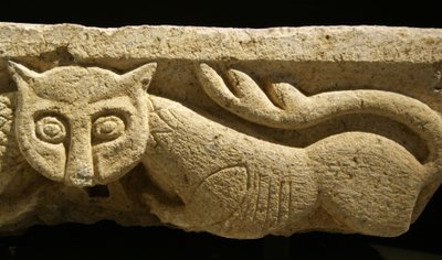 Detalje af en zoomorphic Kapital fra en af de originale kolonner. (granit) af Portuguese School