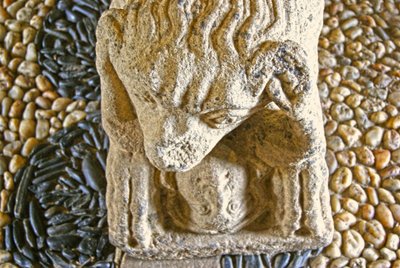 Løve spiser en mand, base af sarkofag af D. Afonso Pires, tidligere biskop af Porto, Lamego, Portugal ca. 1372 (sten) af Portuguese School