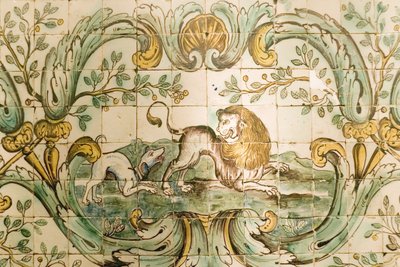 Majolika, der forestiller fliser af en hund, der jager en løve, fra Jagtrummet ved Palacio da Praia, Belem, ca. 1680 (keramik) af Portuguese School