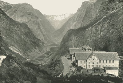 The Valley and Hotel, Stalheim, Norge, 1895. af Poulton and Co