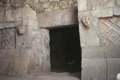 En døråbning med udskårne hoveder, sen post-klassisk periode af Pre Columbian