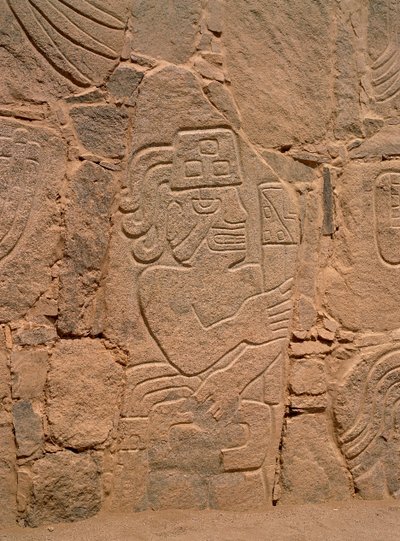 Figur af en kriger, der bærer en hjelm og holder en kølle (sten) af Pre Columbian Pre Columbian