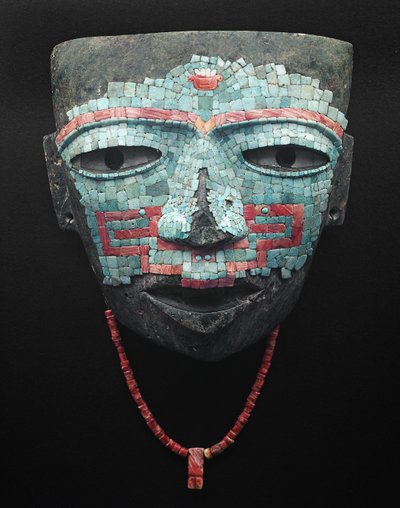 Begravelsesmaske dækket af turkis og rød skalmosaik. Artefakt fra Teotihuacan, Mexico City. Teotihuacan Civilization - Præcolombiansk kunst: begravelsesmaske af turkise og lyserøde sten, der stammer fra civilisationen i Teotihuacan III (300-650 e.Kr.) Mexi af Pre Columbian Pre Columbian