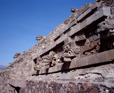 Før colombiansk civilisation: udsigt over stedet for Teotihuacan (300 f.Kr.-600 e.Kr.): Quetzalcoatls tempel eller den fjerklædte slanges tempel. Mexico af Pre Columbian Pre Columbian
