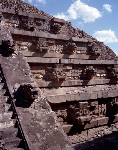 Før colombiansk civilisation: udsigt over stedet for Teotihuacan (300 f.Kr.-600 e.Kr.): Quetzalcoatls tempel eller den fjerklædte slanges tempel. Mexico af Pre Columbian Pre Columbian