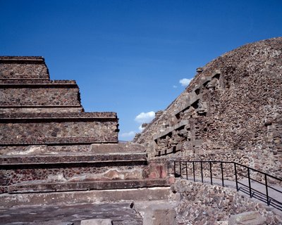 Før colombiansk civilisation: udsigt over stedet for Teotihuacan (300 f.Kr.-600 e.Kr.): Quetzalcoatls tempel eller den fjerklædte slanges tempel. Mexico af Pre Columbian Pre Columbian