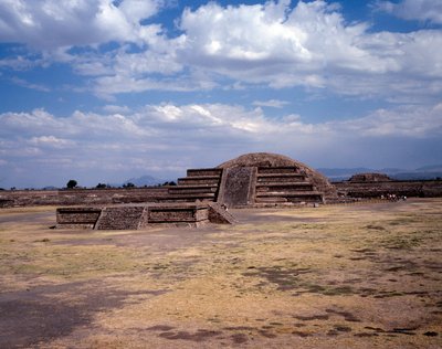 Før colombiansk civilisation: udsigt over stedet for Teotihuacan (300 f.Kr.-600 e.Kr.): solens tempel (eller pyramide). Mexico af Pre Columbian Pre Columbian