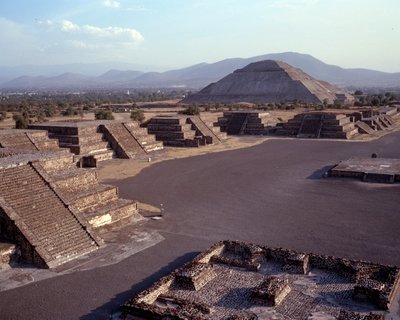 Før colombiansk civilisation: udsigt over stedet for Teotihuacan (300 f.Kr.-600 e.Kr.): solens tempel (eller pyramide). Mexico af Pre Columbian Pre Columbian
