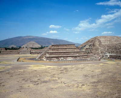 Før colombiansk civilisation: udsigt over stedet for Teotihuacan (300 f.Kr.-600 e.Kr.): solens tempel (eller pyramide). Mexico af Pre Columbian Pre Columbian