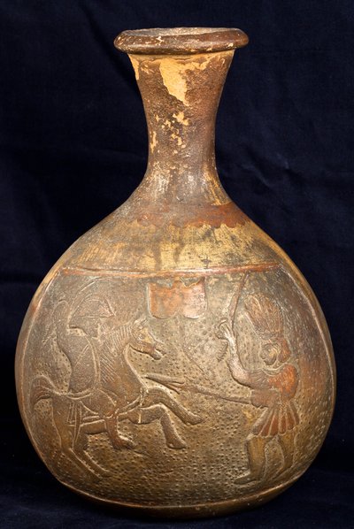 Flaske, der forestiller en kamp mellem en rytter og en kriger til fods (terrakotta) af Precolombian Precolombian
