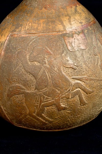 Flaske, der forestiller en kamp mellem en rytter og en kriger til fods (terrakotta) af Precolombian Precolombian