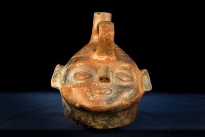 Keramisk cephalomorf med negativ dekoration / Vicus-kultur (terrakotta) af Precolombian Precolombian