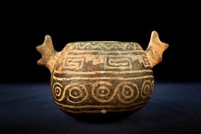Kugleformet keramik med zoomorf dekoration / Præcolumbiansk kunst (terrakotta) af Precolombian Precolombian