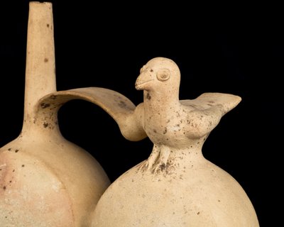 Hvid keramik med dobbelt krop og brohåndtag / Chanc culture (terracotta) af Precolombian Precolombian
