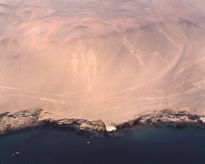 Luftfoto af Paracas kandelabre eller Andes kandelaber ved Pisco Bay (1983 - Fotografi) af Prehistoric Prehistoric