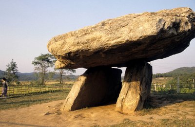 Dolmen til Kanghwa i Sydkorea. af Prehistoric Prehistoric