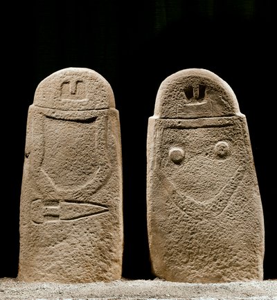 Forhistorisk kunst: to menhirs af mand og kvinde fra jernalderen fra stedet Lunigiana nær La Spezia, Italien. 1100-800 f.Kr. La Spezia, kommunalt museum for Lunigiana-civilisationen af Prehistoric Prehistoric