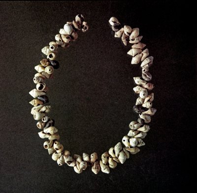 Forhistorie, stenalder: halskæde af skaller fra hulen Polesine, Venetie. Gennemsnitlig neolitikum. Rom, Luigi Pigorini Nationalmuseum for forhistorisk etnografi af Prehistoric Prehistoric