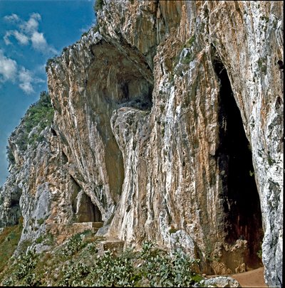 Forhistorie: Hulerne i Balzi Rossi i landsbyen Grimaldi i kommunen Ventimiglia (Ventimiglia), Italien, beboet af mennesker i palæolitikum af Prehistoric Prehistoric