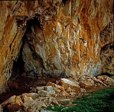 Forhistorisk: hule "" grotta dell Addaura"" nær Mondello (PA), hvor de forhistoriske mænd fra den øvre palæolitiske æra boede med klippestik. Monte Pellegrino, Palermo (Palermo), Italien af Prehistoric Prehistoric