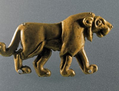 Forhistorie: løvestatuette i guldblade fra graven en tumulus (kurgan) fra Maikop (Kaukasus). 3000-2500 f.Kr. Eneolitikum, kobberalder. Sankt Petersborg, Eremitagemuseet, Rusland af Prehistoric Prehistoric