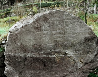 Forhistorie, klippekunst: gravsten af ​​repræsentationer af hjorte, kvæg og dolke. Kobberalder. Eneolitisk periode (kalkolitisk). Roche nr. 1. Cemmo (Brescia) National Archaeological Park of the Boulders of Cemmo, Italien af Prehistoric Prehistoric