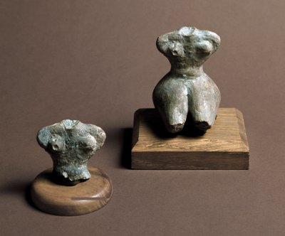 Forhistorie: lille afgud (til venstre) fra mellemneolitikum. Rekonstitution til højre. Fra Caverna Delle Arene i Candide (Ligurien). Pegli, Museo Villa Pallavicini af Prehistoric Prehistoric